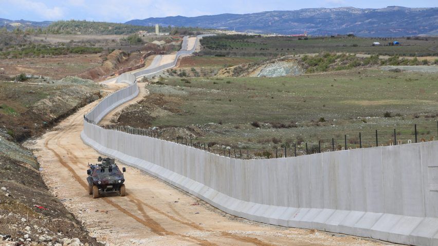 turkey-syria-border-wall-first-phase-completed-getty_dezeen_2364-hero-852x479.jpg