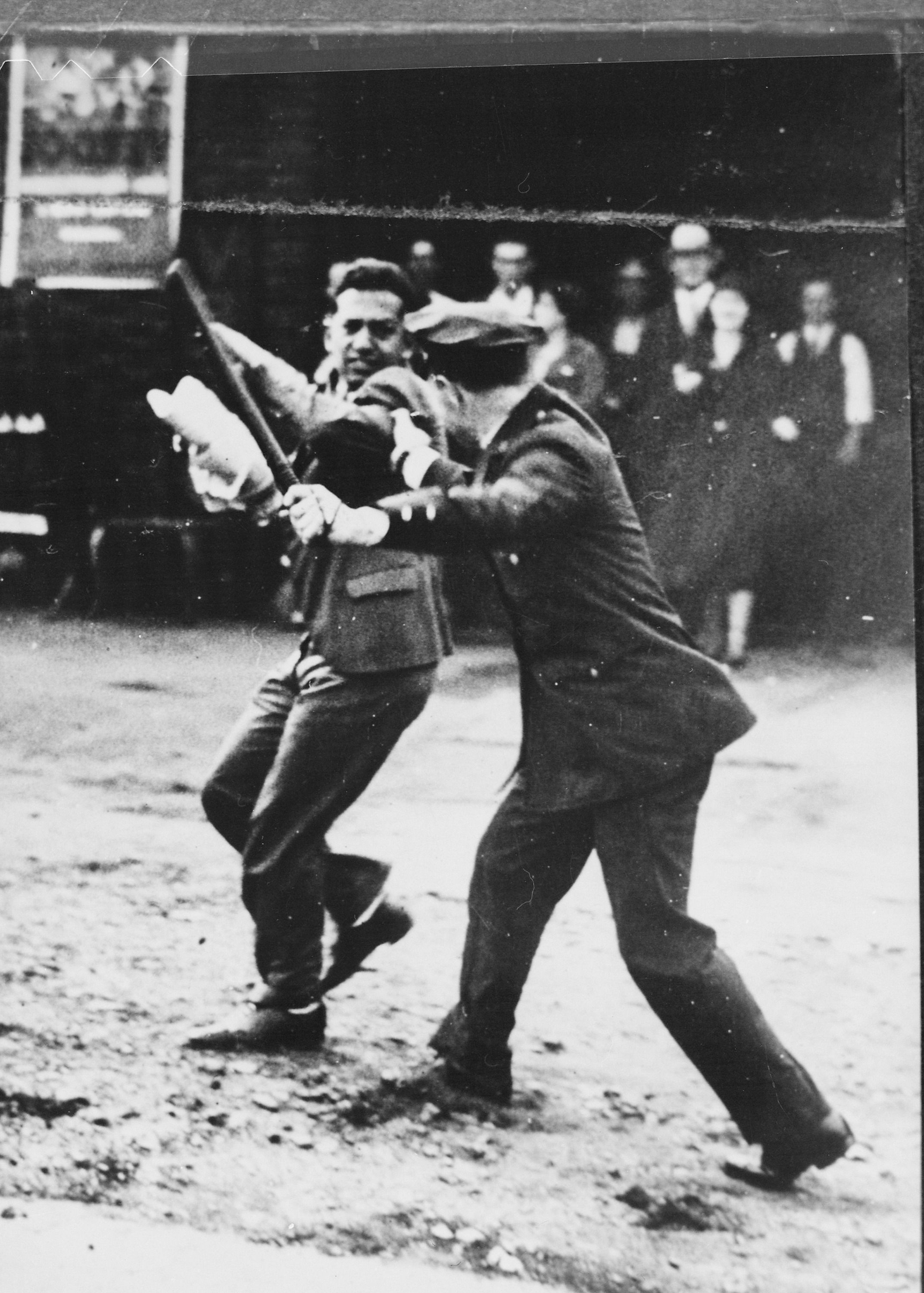 Confrontation_between_a_policeman_wielding_a_night_stick_and_a_striker_during_the_San_Francisco_General_Strike%2C_1934_-_NARA_-_541926.jpg