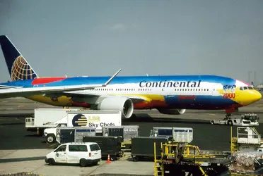 NYC_New_York_Newark_Airport_Continental_Airlines_Boeing_B777_with_special_painting_b.webp
