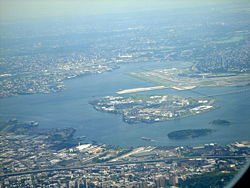 250px_Rikers_Island_from_the_air.jpg