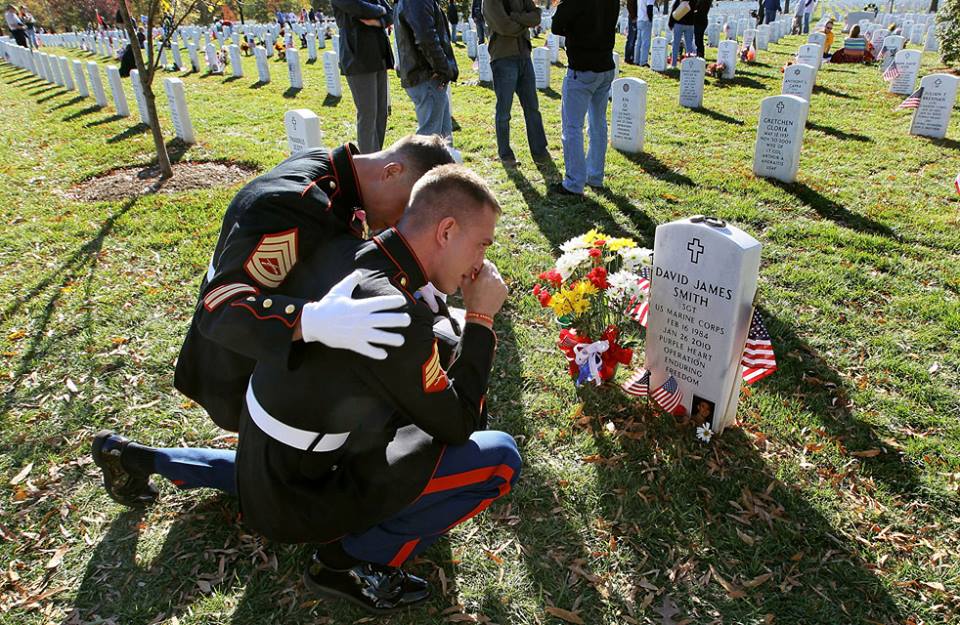 marines+at+graveside.jpg